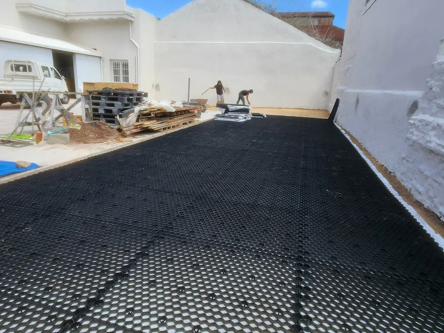 Estacionamiento de un local comercial en Minas con las placas EuroGravel colocadas sobre la base, antes del relleno con piedra.